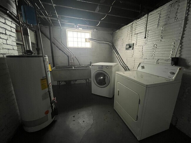 Building Photo - Lovely 2BR Home w/Fenced in Backyard!