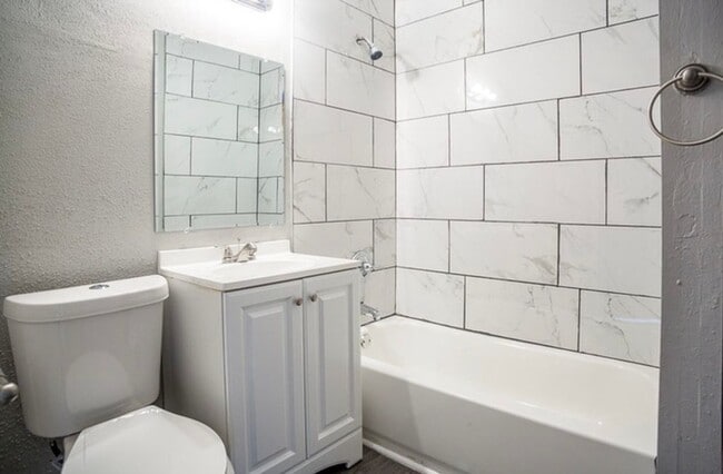 Building Photo - COMING SOON! 3 Bed 1 Bath home in Kansas C...