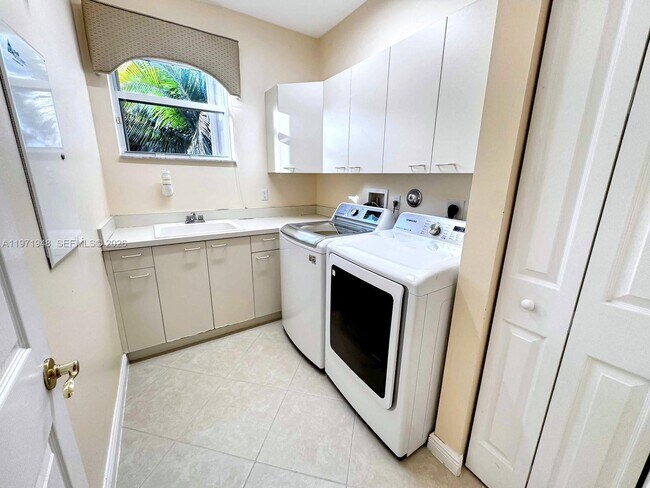 Building Photo - 5028 SW 170th Ave