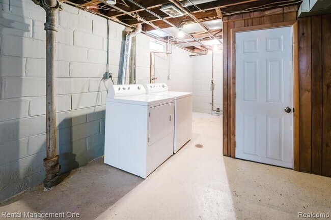 Building Photo - 3354 Monroe St