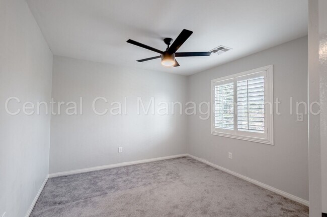 Building Photo - 4 Bedroom/3 Bath Home with Solar, Pool and...