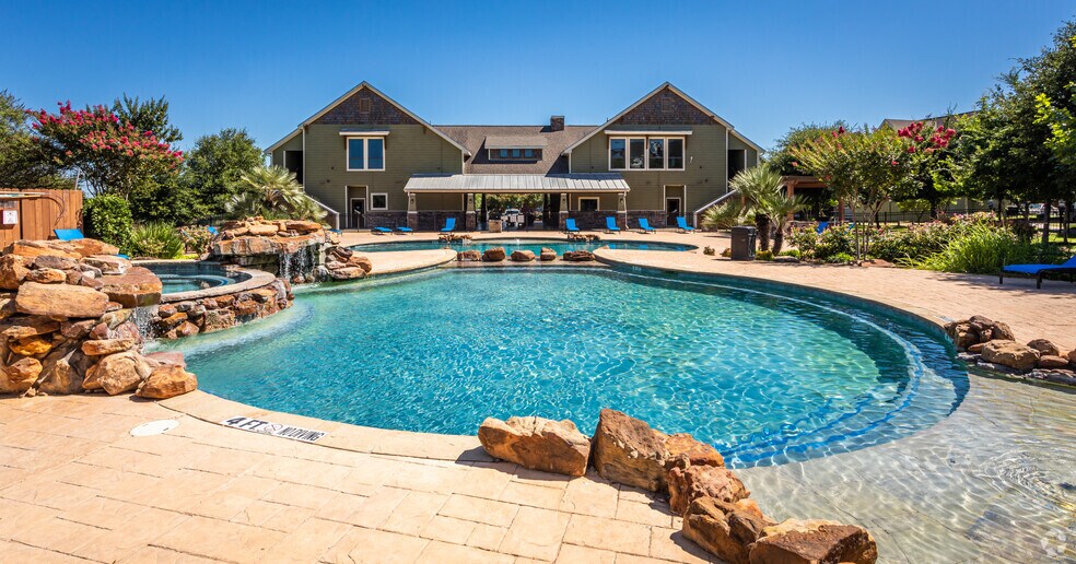 Resort-Style Pool Complete With Outdoor Grills, Spacious Deck, Jacuzzi, Water Features, and Plentiful Sun - The Village on Telluride