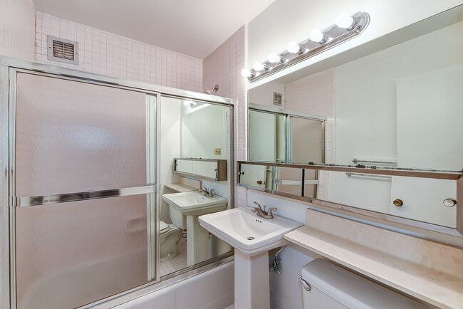 Building Photo - Spacious & Bright Unfurnished Studio for Rent