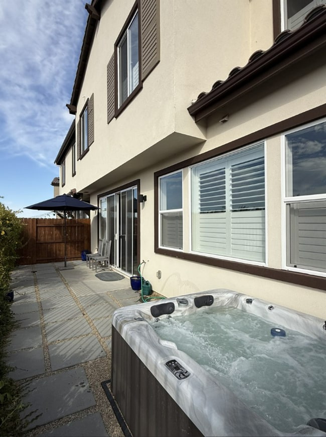 Building Photo - Gorgeous 4 bed, 2.5 bath in the Rice Ranch Community