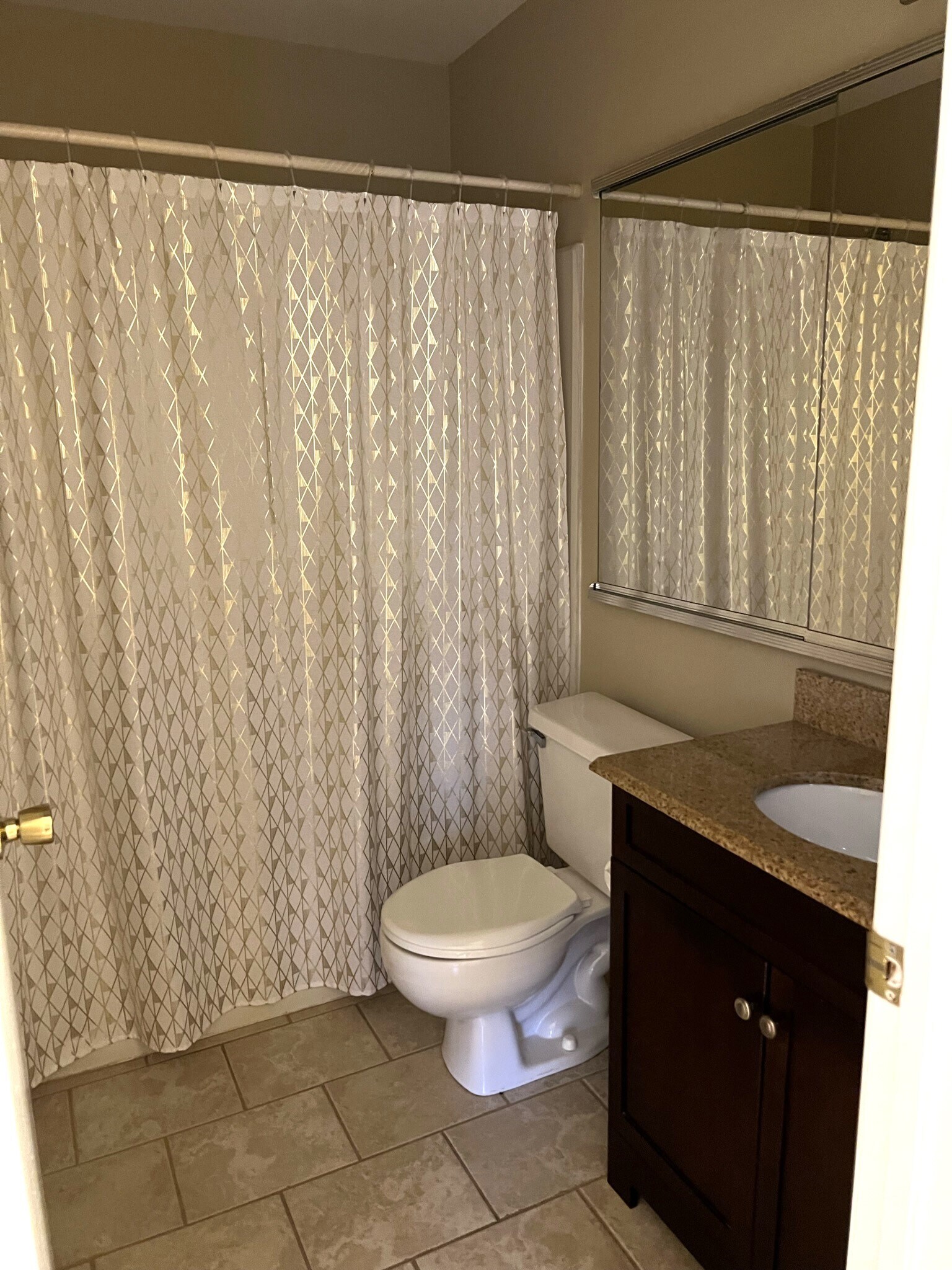 Full Bathroom off Hallway - 2605 Thistledown Ct