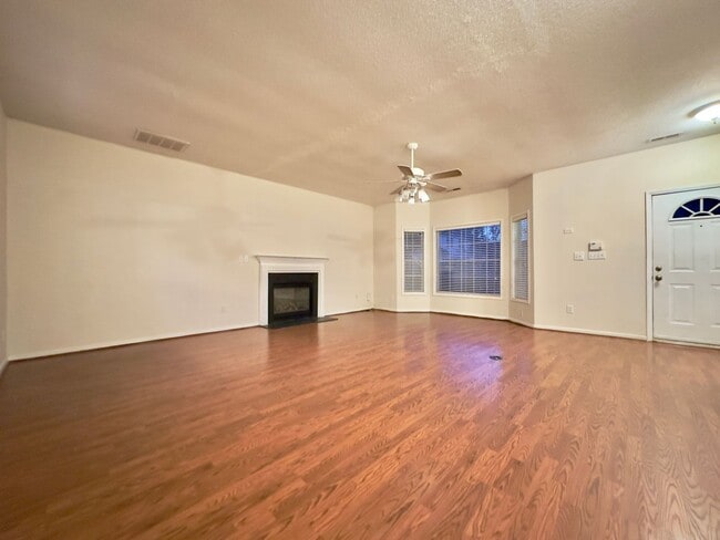 Building Photo - Charming Townhouse in Prime Morrisville Location!