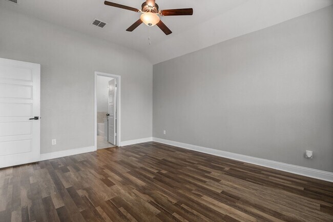 Building Photo - 1440 Lakeview Dr