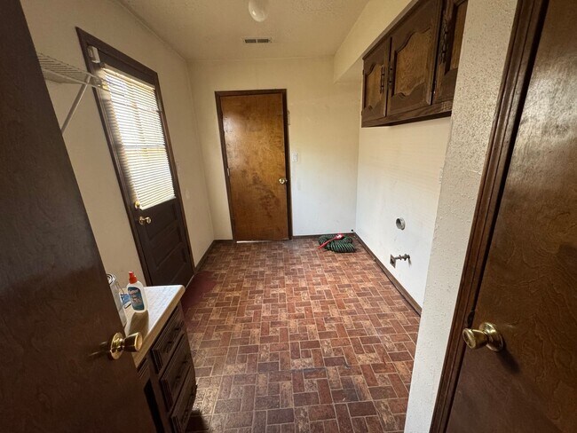 Building Photo - Northeast Heights three bedroom two bath s...