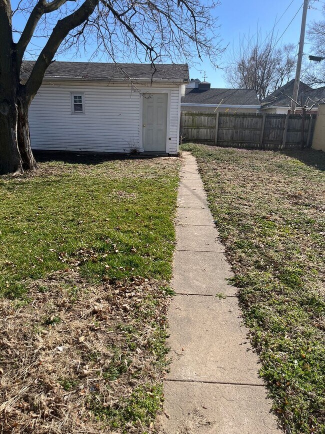 Building Photo - 402 Virginia St. Saint Joseph, Mo 64504