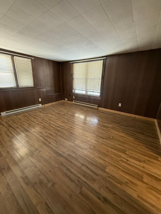 Building Photo - 3185 Spring Rd