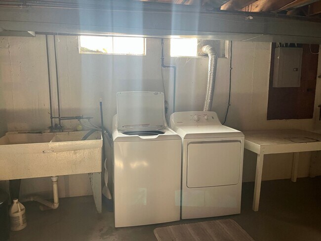 Building Photo - 3-bedroom, 1.5 bathroom unfurnished home in Saint Joseph