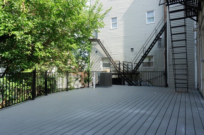 Building Photo - 576 Newark Ave