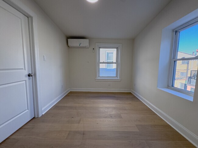 Building Photo - 2039 Green St