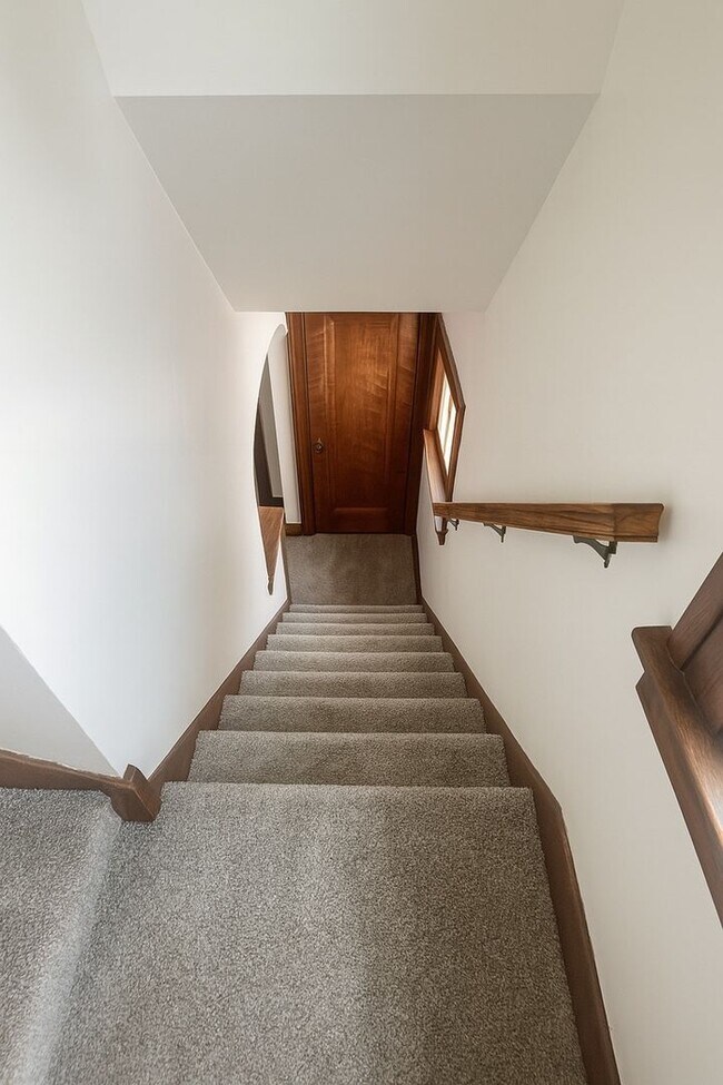 Building Photo - Charming 3BR House in Toledo