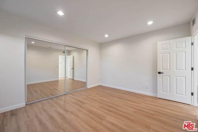 Building Photo - 1708 Clear View Dr