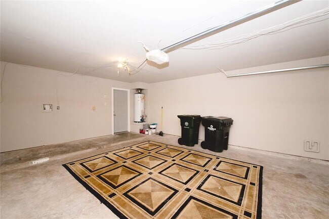 Building Photo - 3423 Hidden Creek Dr
