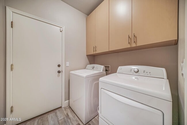 Building Photo - 1221 E Kramer Cir