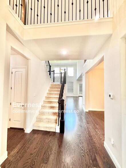 Building Photo - 566 Westwood Way Dr
