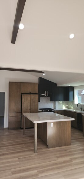 Building Photo - 950 N Kingsley Dr