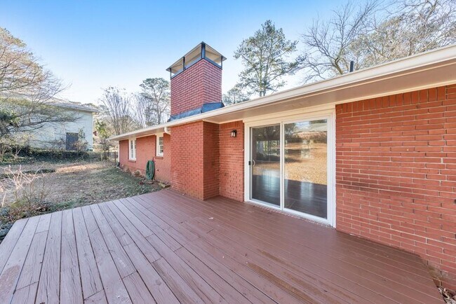 Building Photo - 909 Rosedale Dr