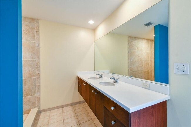 Building Photo - 1208 E Kennedy Blvd