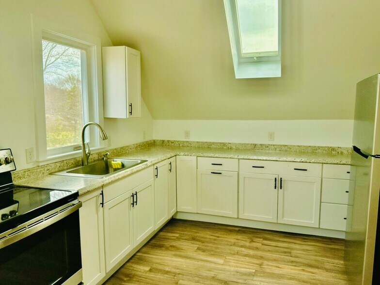 Building Photo - 288 Pleasant St