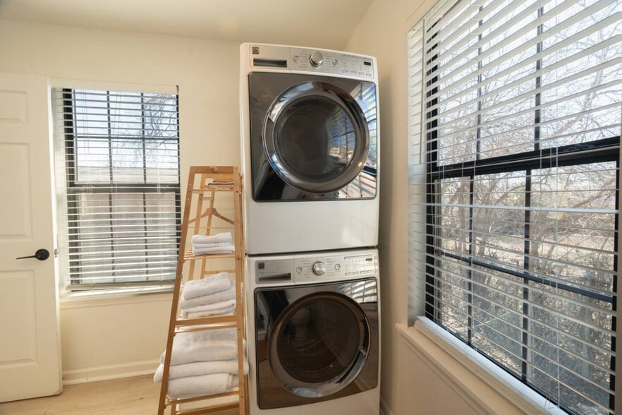 Building Photo - 807 Dreiss St