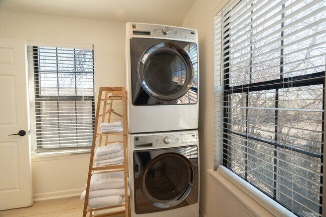 Building Photo - 807 Dreiss St