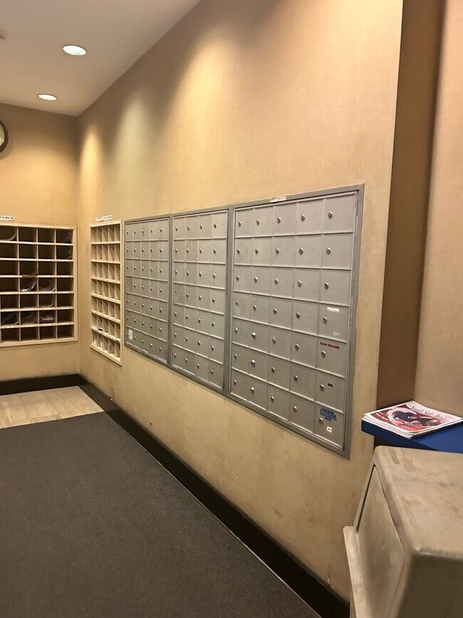 Building Photo - 5300 S Shore Dr