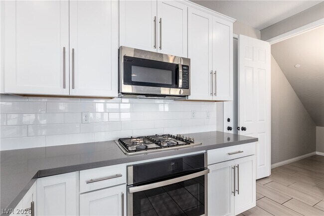 Building Photo - 204 Rondeau Ave
