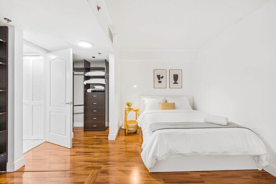 Building Photo - 1 SE 12th St