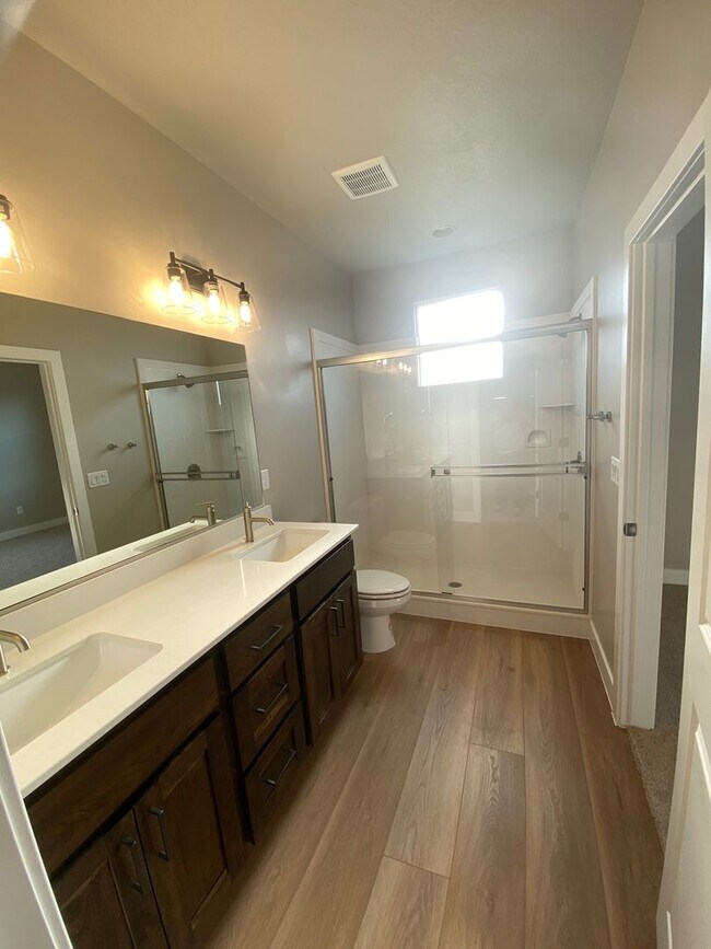 Building Photo - Beautiful like new 3 Bedroom, 2.5 Bathroom...