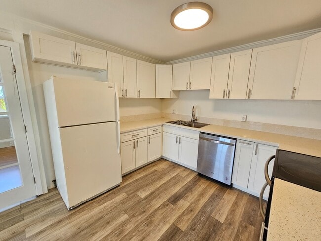 Building Photo - 1 bedroom 1 bath Apartment. NO parking. Upstairs unit.