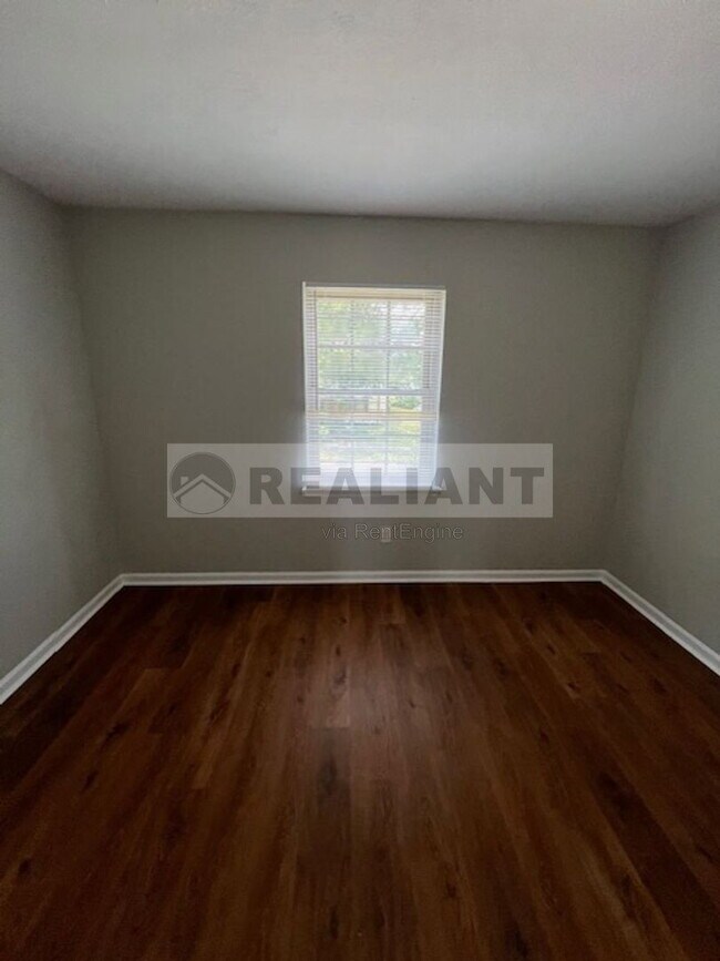 Building Photo - 425 Lenney Dr