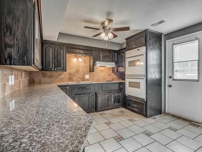 Building Photo - 2520 SW 68th St