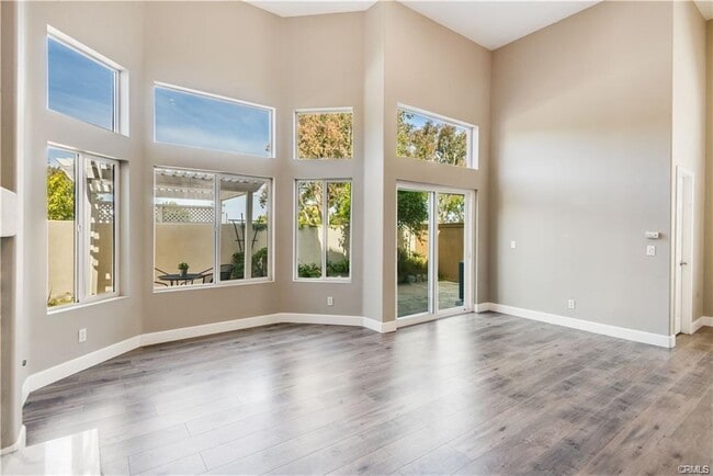 Building Photo - 2528 Plaza del Amo