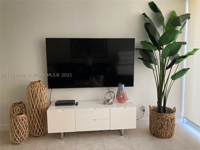 Building Photo - 5161 Collins Ave