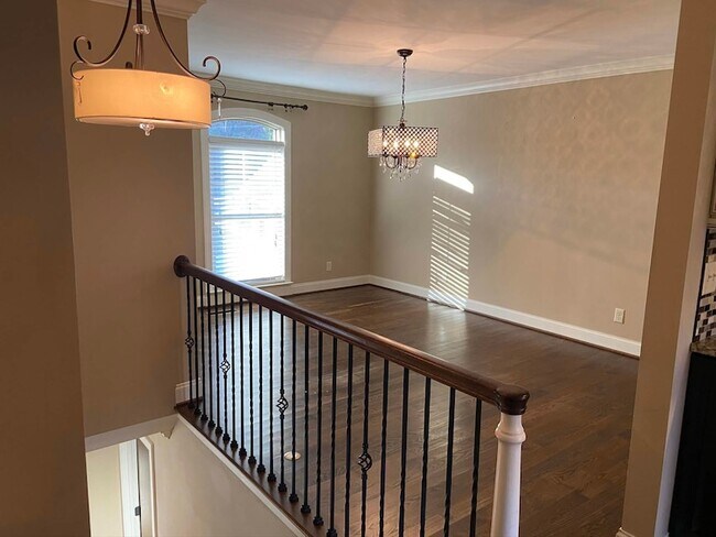 Building Photo - 909 Avon Pl
