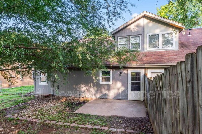 Building Photo - 1322 N Harvey Dr