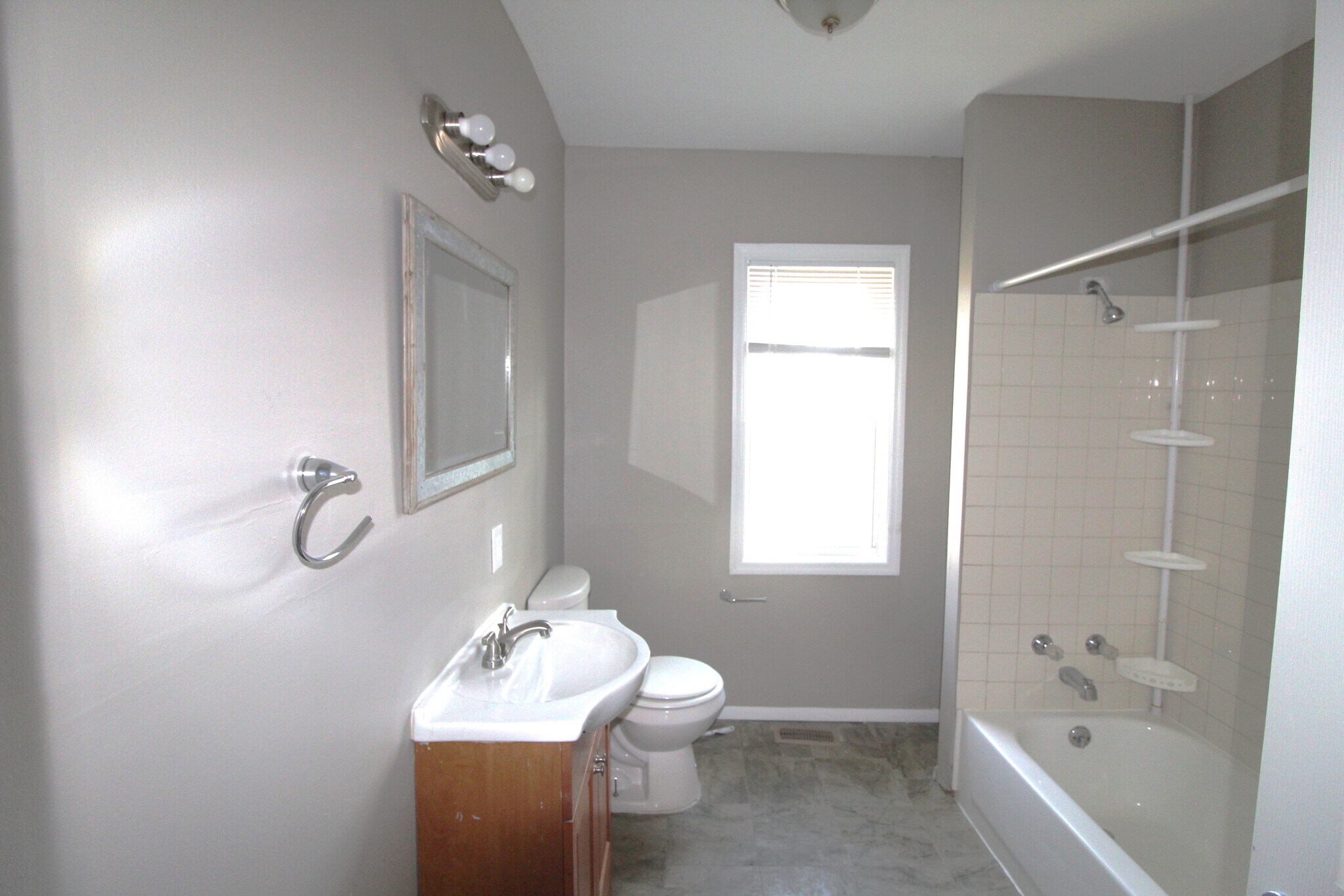 Building Photo - 392 N Garfield Ave