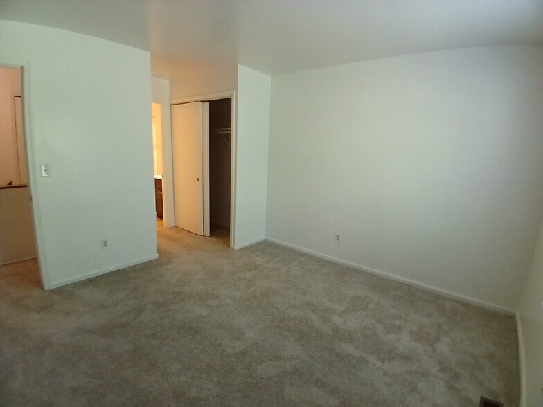 Building Photo - 626 Newbridge Ct