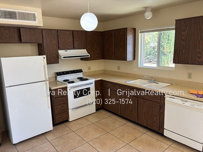 Building Photo - Beautiful 3 Bedroom, 2 Bath Eastside House (Escalante/Camino Seco)