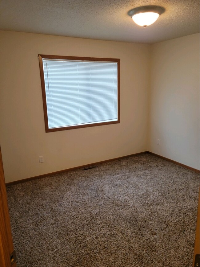 Building Photo - 4241 Estate Dr S