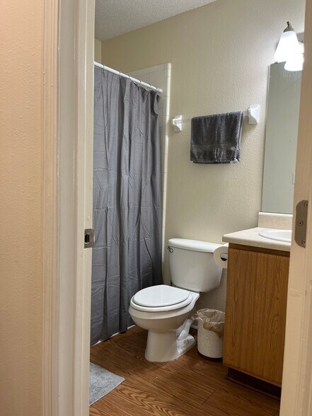 Full bathroom - 547 Collinsford Rd