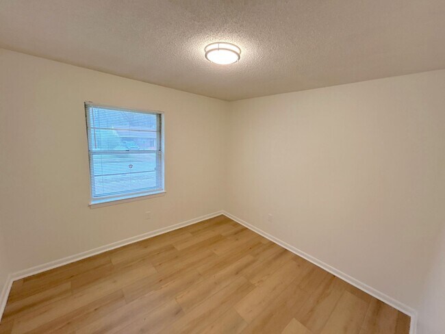 Building Photo - 1885 Dessa Dr