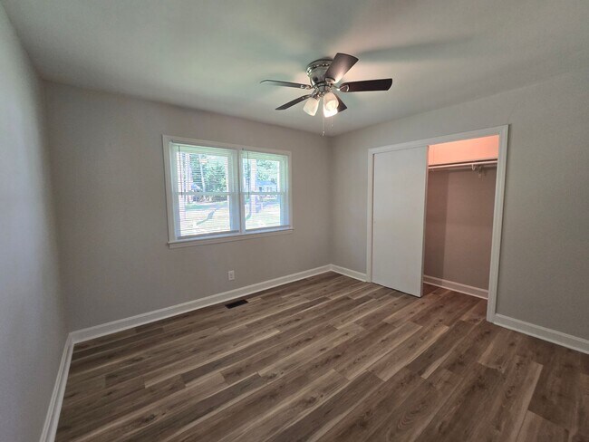 Building Photo - NEW LISTING!!!!!