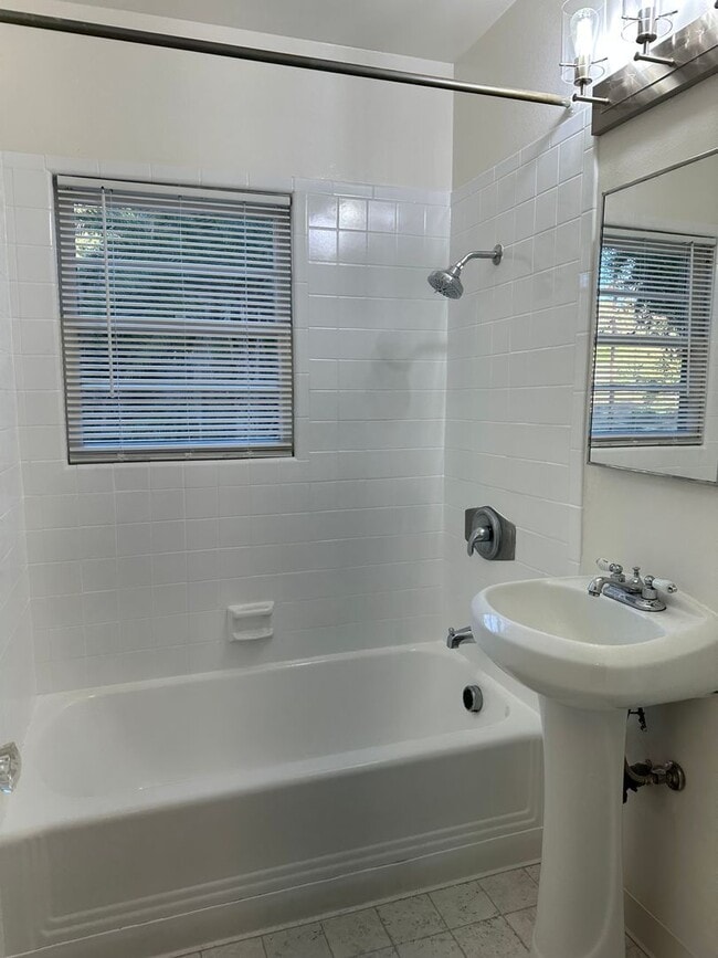 Building Photo - 505 W Maple St