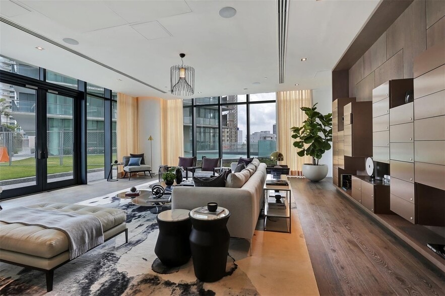 Building Photo - 480 NE 31st