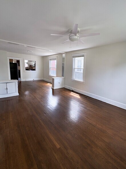 Building Photo - 813 W Lancaster Rd