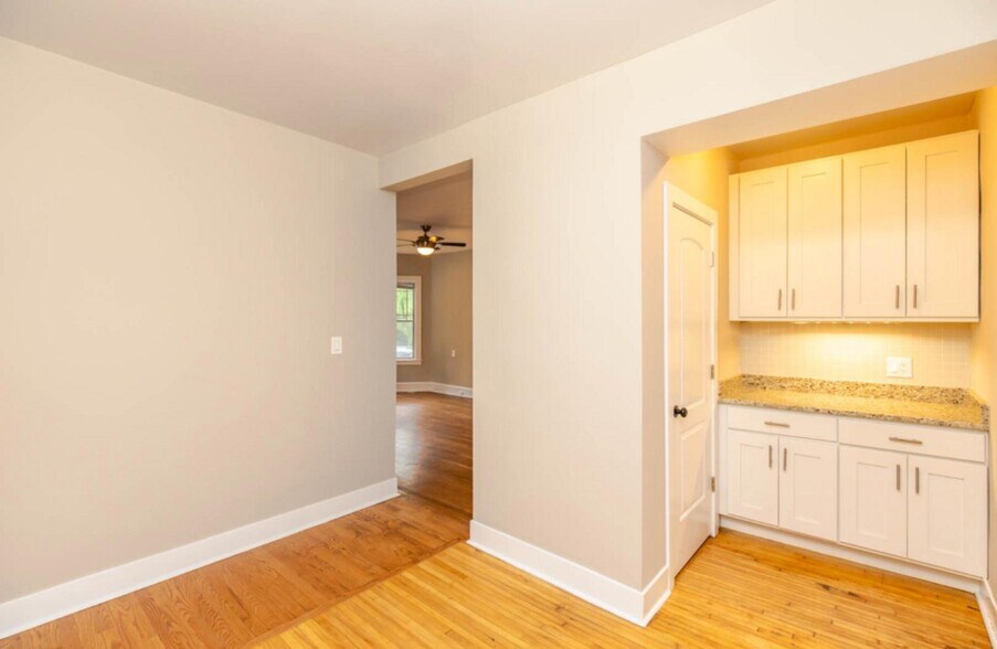 Building Photo - 1337 W Touhy Ave